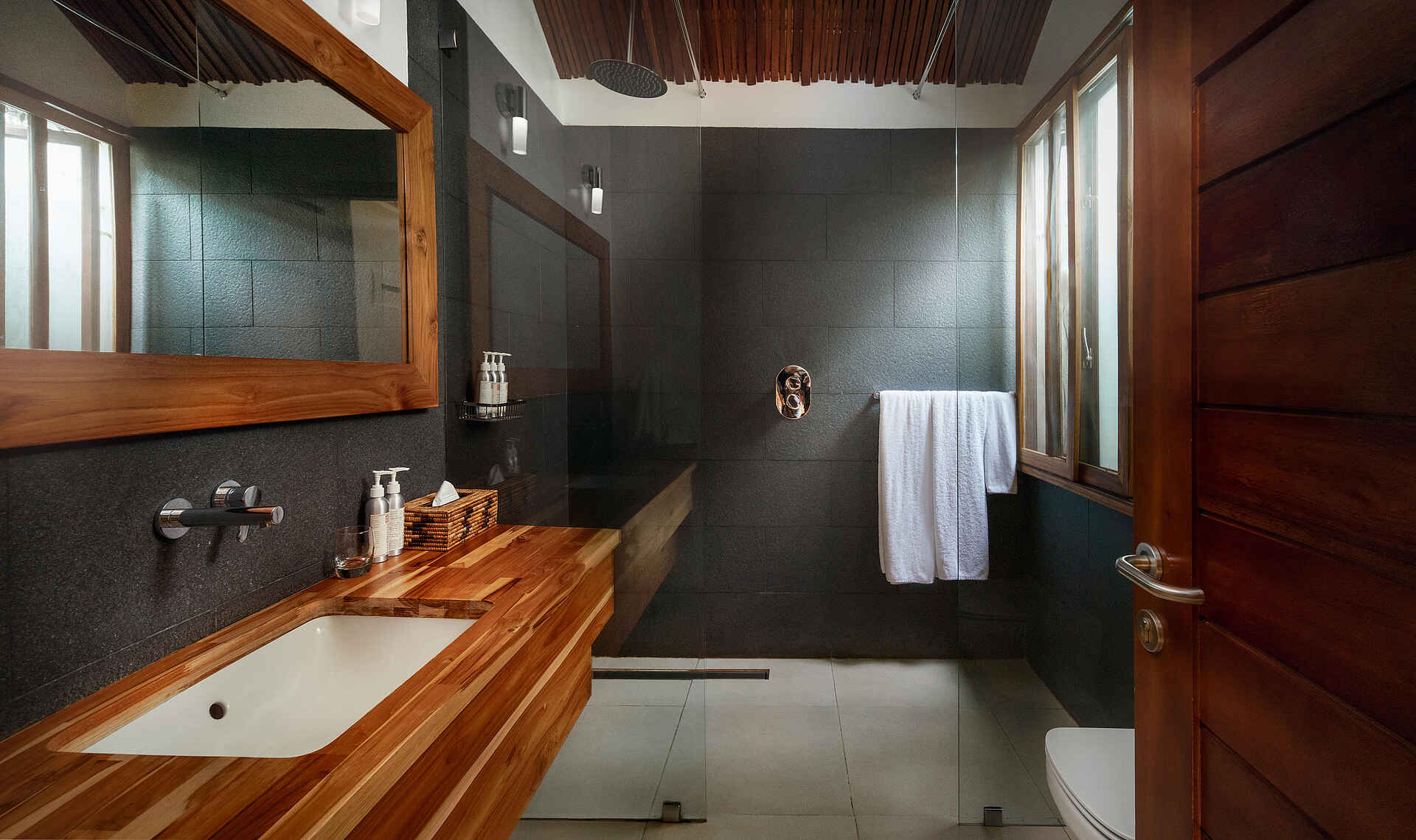 The Retreat Hotel: Deluxe King Room Bad