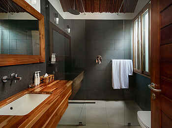 The Retreat Hotel: Deluxe King Room Bad The Retreat Hotel: Deluxe King Room Bad