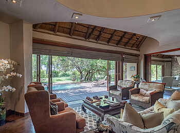 Tintswalo Safari Lodge: Das Wohnzimmer mit Blick auf den Pool 