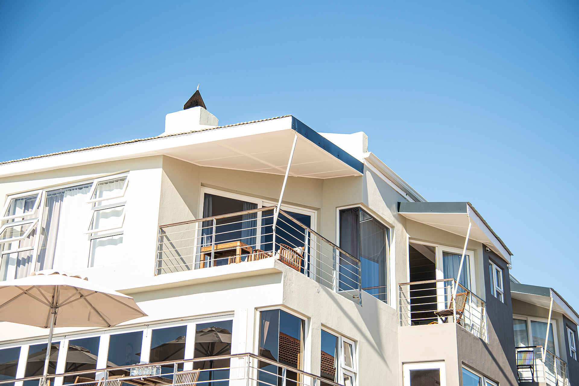 Whalesong Lodge: Balkone der Gästezimmer