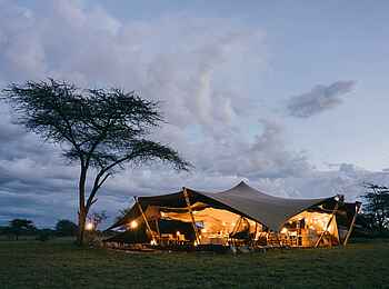 Wilderness Usawa Serengeti: Der Zentralbereich am Abend Wilderness Usawa Serengeti: Der Zentralbereich am Abend