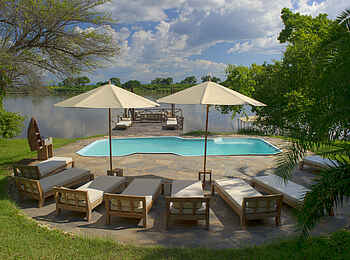 Kanyemba Lodge: Liegemöglichkeiten am Pool mit Ausblick Kanyemba Lodge: Liegemöglichkeiten am Pool mit Ausblick