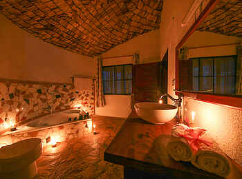 Mahogany Springs Safari Lodge: Honeymoon Suite - Gästebad