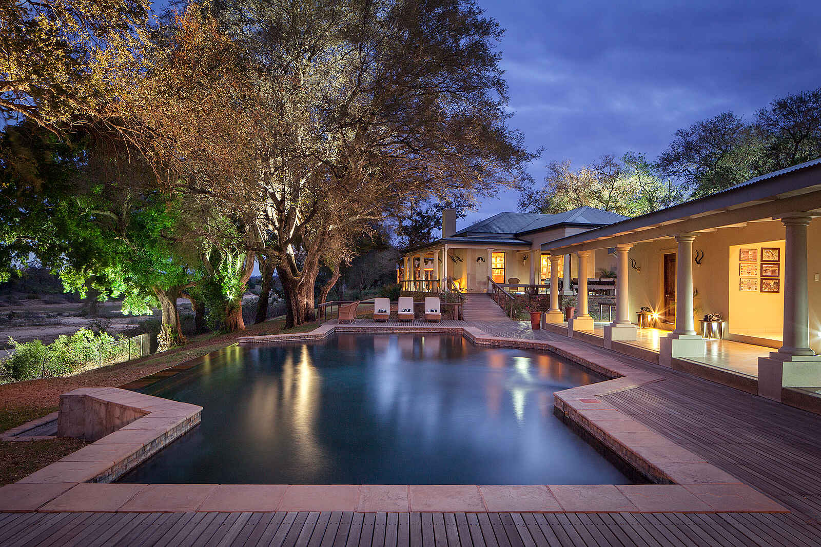 MalaMala Rattrays Camp: Pool in der Abenddämmerung MalaMala Rattrays Camp: Pool in der Abenddämmerung