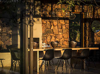 Marataba Mountain Lodge: Essbereich mit Designer- Lampen Marataba Mountain Lodge: Essbereich mit Designer- Lampen