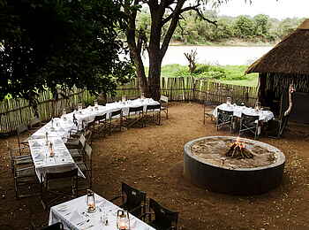Simbavati River Lodge: Essbereich um die Feuerstelle