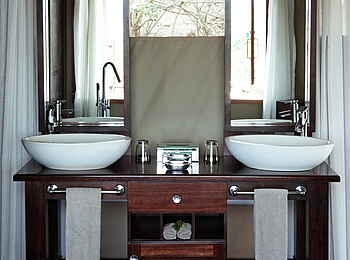 Thanda Tented Camp: Badezimmer mit zwei Waschbecken Thanda Tented Camp: Badezimmer mit zwei Waschbecken