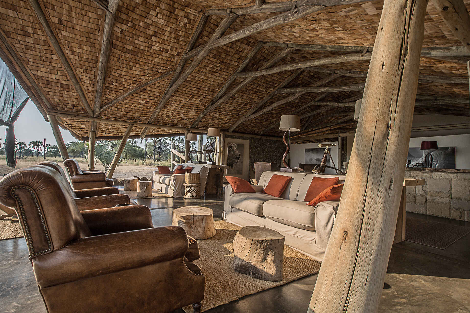 Chem Chem Lodge: Offene Lounge Adam Woodhams, Chemchem Lodge, Lodge, Photos, 5 sterne, afrikarma, arusha airport, auszeichnung, award, ballonsafari, bilder, buchen, buchung, chem chem, chem chem amani spa, chem chem lodge, chem chem reservat, chem chem reserve, elefant, fabia bausch, flamingo, gallerie, game drives, geführte Buschwanderungen, heißluftballon, helikopter, information, informieren, kilimanjaro international airport, kuro airstrip, lake manyara, lake manyara airstrip, leopard, lifewildlife, little chem chem, löwe, luxuriös, luxus, manyara, manyara-see, massage, nachhaltigkeit, nicolas negre, ostufer, pirschfahrten, private concession, private konzession, private reserve, privatreservat, reise, reisen, reiseveranstalter, safari, shop, slow safari, souvenirshop, spa, tansania, tanzania, tarangire, tarangire national park, tarangire nationalpark, urlaub, vollpension, www.afrikarma.de, yoga, central facilities, einrichtung, hauptgebäude, interieur, lounge, main area, main building, main Lounge, zentrale einrichtungen