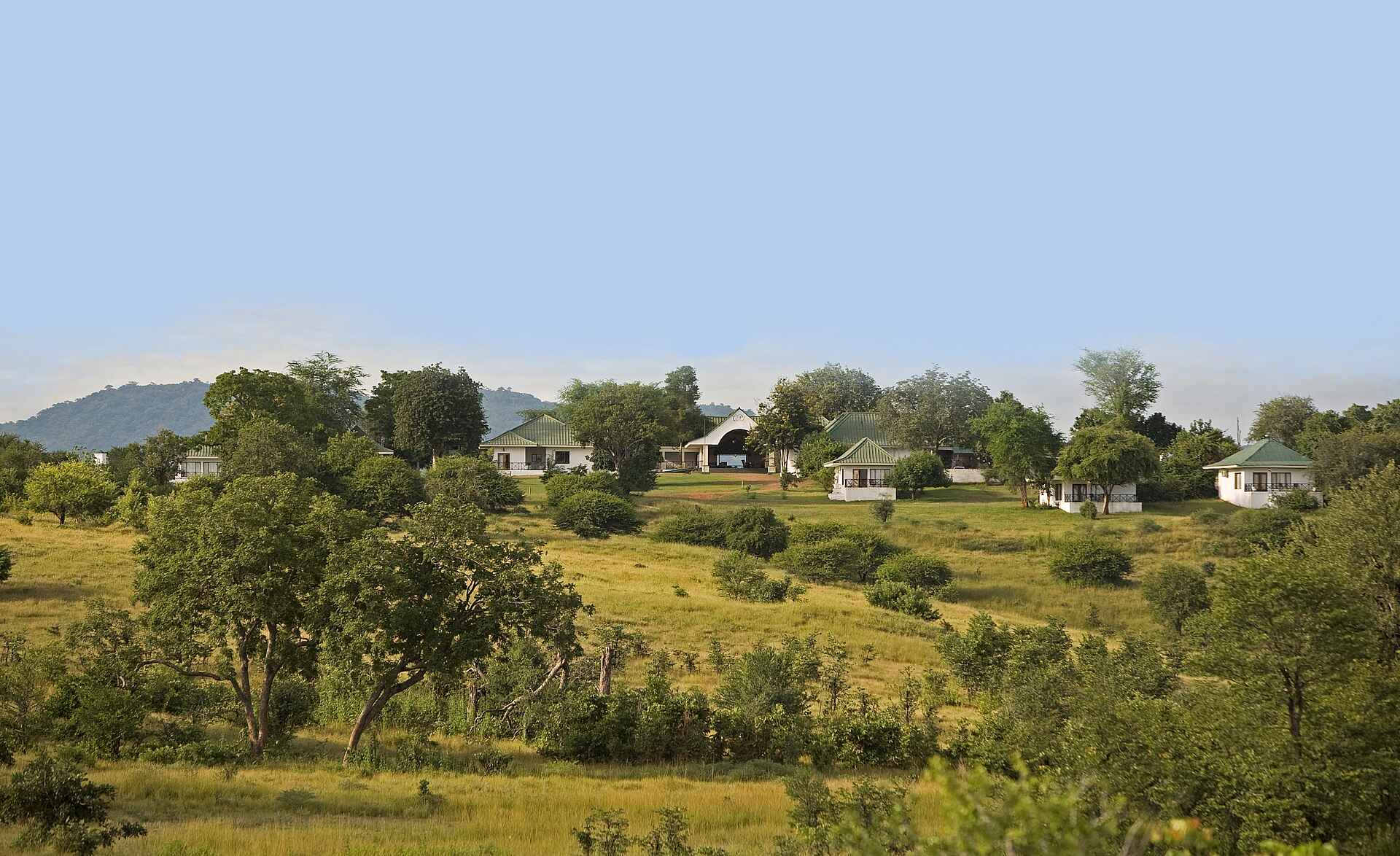 Chichele Presidential, Kaunda, Leoparden, Luangwa-Tal, Sanctuary Retreats, South Luangwa National Park, Gesamtansicht, Hauptgebäude, Panorama, Afrikarma, Afrikarma Safaris, afrikarma Safaris - Wildnis. Hautnah., Afrikarma.de, Begrüßung, Gästechalet, Kenneth Kaunda, Personal, Rezeption