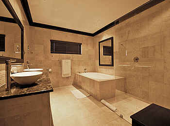 Erindi Old Traders Lodge: Gästebad