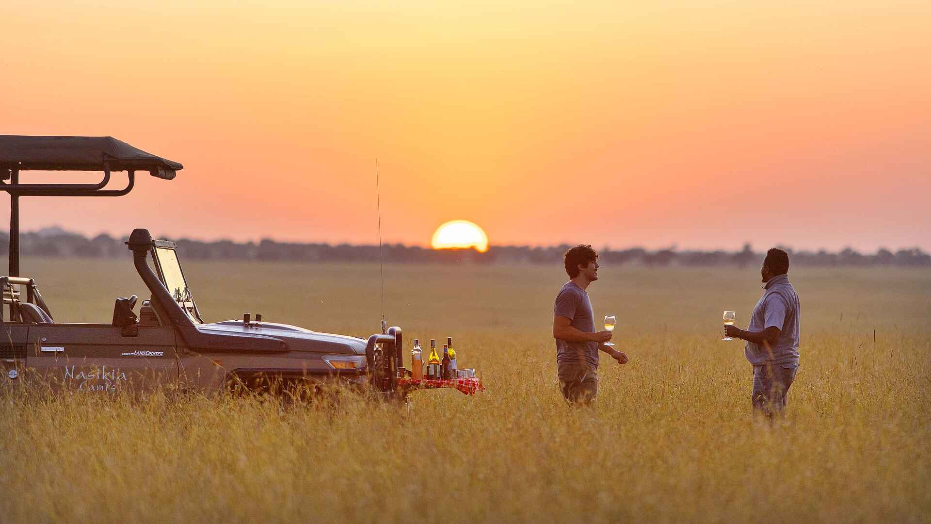 Kaskaz Mara Camp: Sundowner auf Pirschfahrt genießen