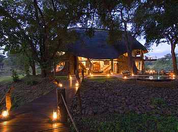 Luangwa Safari House: Steg vom Deck zum Haus Luangwa Safari House: Steg vom Deck zum Haus