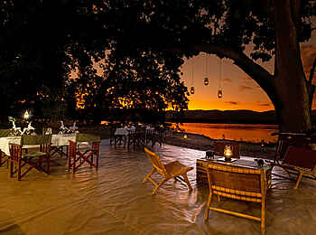 Mara River Camp: Dinner im Sonnenuntergang Mara River Camp: Dinner im Sonnenuntergang