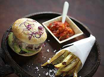 Nxabega Okavango Tented Camp: Burger auf afrikanisch