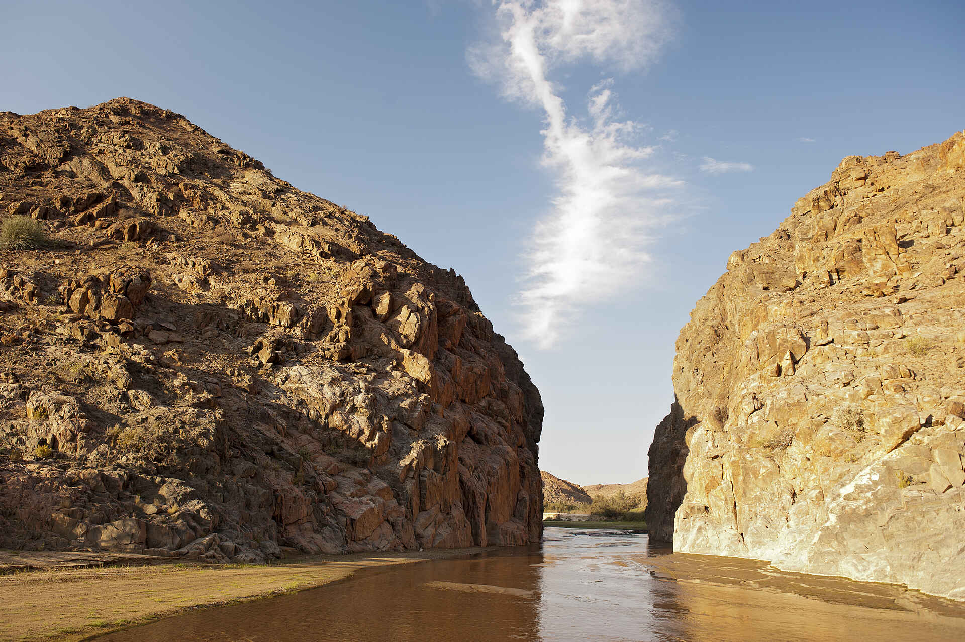 Africa, Hoarasib River, Koakoland, Puros, desert, Elefant, Elefanten, Elephant Lodge, Fauna, Himba, Himba Tribe, Kunene, Kunene Region, Löwe, Löwen, Namibia, Okahirongo, Okahirongo Elephant Lodge, Okahirongo Lodges and Camps, Pirschfahrt, Privatsphäre, Purros, Purros Conservancy, Purros Naturschutzgebiet, Safari, Sceleton Coast, Skelettküste, Tiere, Wüste, Wüstenelefant, Wüstenfauna, Wüstenlöwe, Fluss, Landschaft, Wasser