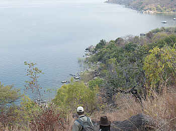 Pumulani Lodge: Wanderung am Seeufer