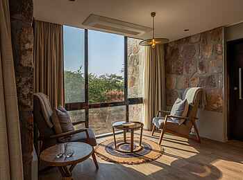 Salt of Akagera Lodge: Grand Suite Sitzecke am Fenster