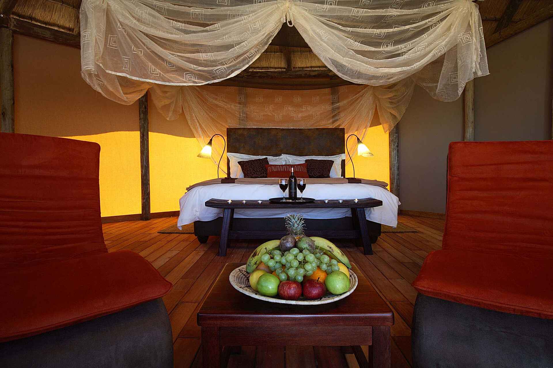 Dünen, Namib Naukluft Park, Namibia Wildlife Resorts, NWR, Sossus Dune Lodge, Sossusvlei, Doppelbett, Früchteteller, Gästechalet, Moskitonetz, Afrikarma, Afrikarma Safaris, Afrikarma.de