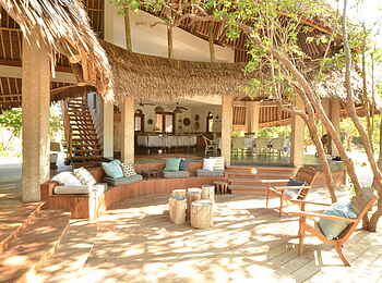 Vamizi Island: Casa Marjani Innenhof mit Sitzgelegenheit