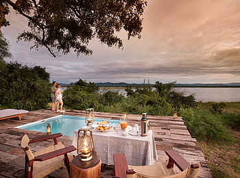 Zanji Suite at Tembo Plains Camp: Frühstück am Pool Zanji Suite at Tembo Plains Camp: Frühstück am Pool