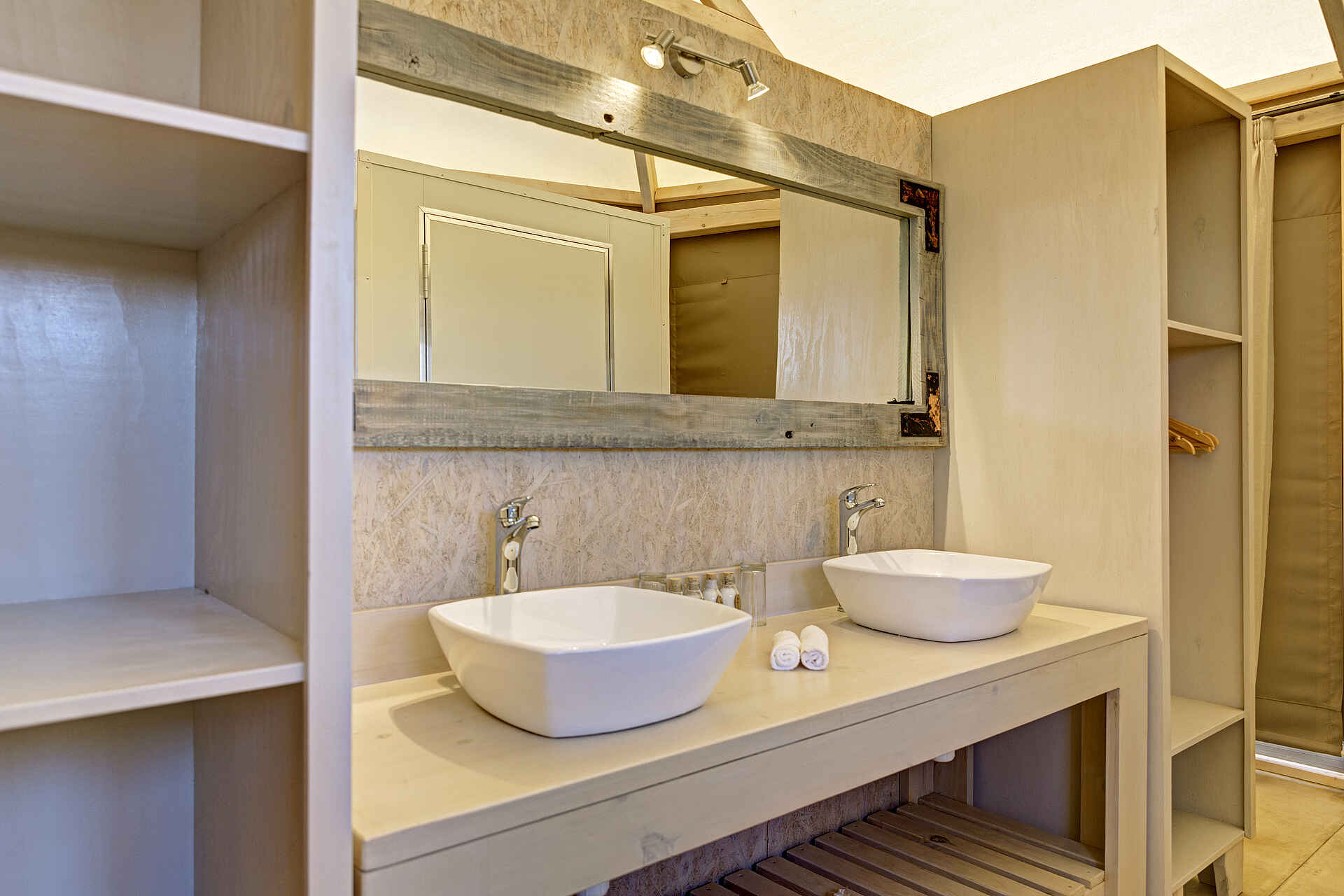 Desert Hills Glamping, Namibia, Wildnis, Wüste, Zelt, Zelte, Bad, Badezimmer, En-Suite, Spiegel, Waschbecken