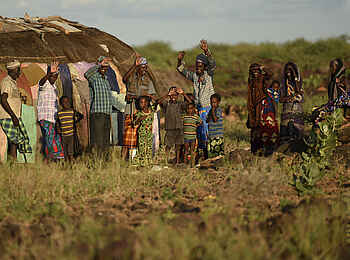 Koros Camp: Dorfbewohner winken