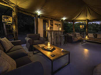 Kuthengo Camp: Beleuchtung in der Lounge Kuthengo Camp: Beleuchtung in der Lounge