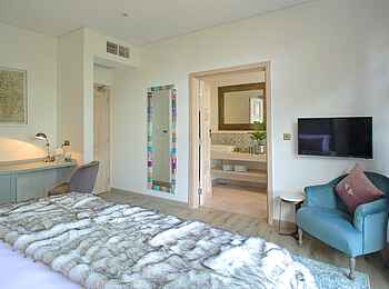 Latitude 0: Standarddoppelzimmer - Blick zum Bad Latitude 0: Standarddoppelzimmer - Blick zum Bad