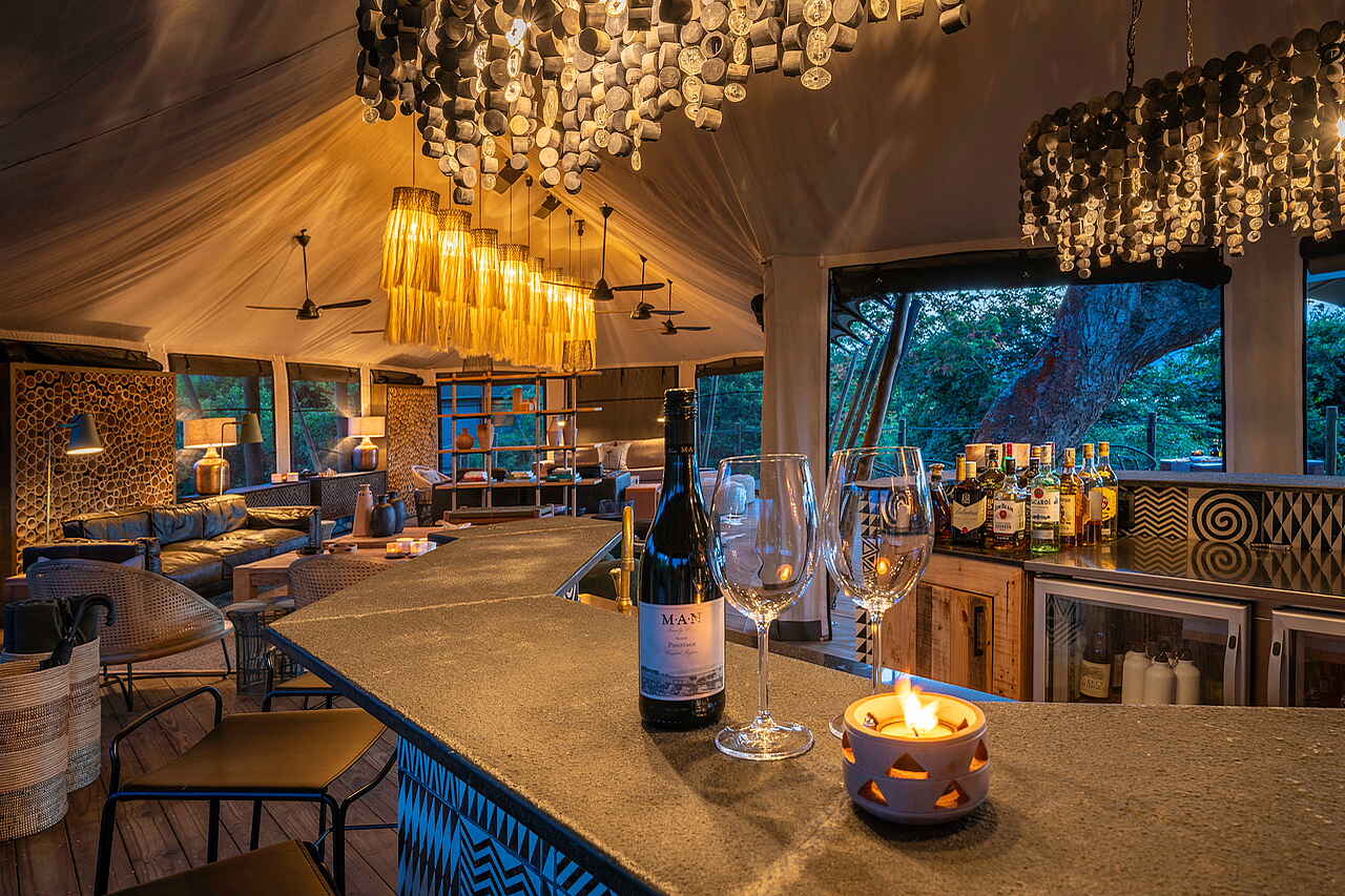 Magashi Camp: Die Bar wartet auf die ersten Besucher Akagera, Akagera Nationalpark, Bar, Camp, Lake Rwanyakazinga, Lodge, Lounge, Magashi, Ruanda, Rwanda, Rwanyakazinga, Wein, Afrikarma, Afrikarma Safaris, Afrikarma Safaris - Wildnis. Hautnah, afrikarma.de