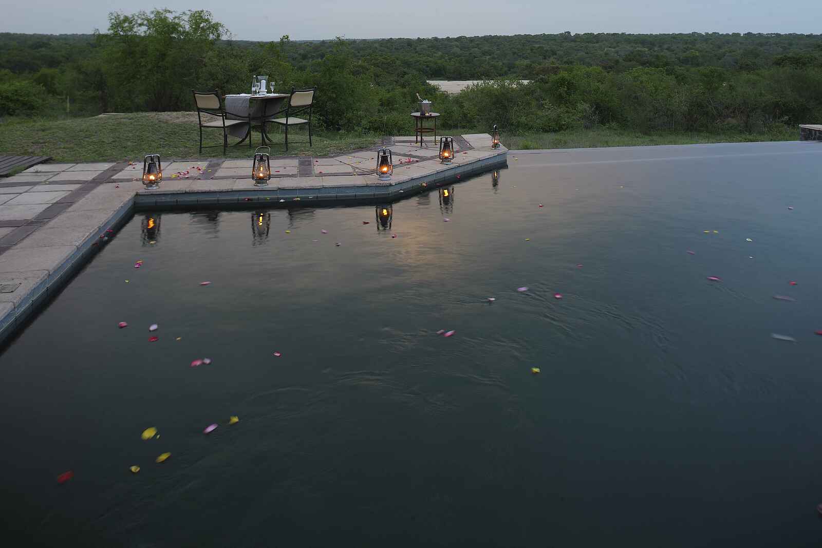 &Beyond Kirkman's Camp: Romantisches Dinner am Pool &Beyond Kirkman's Camp: Romantisches Dinner am Pool