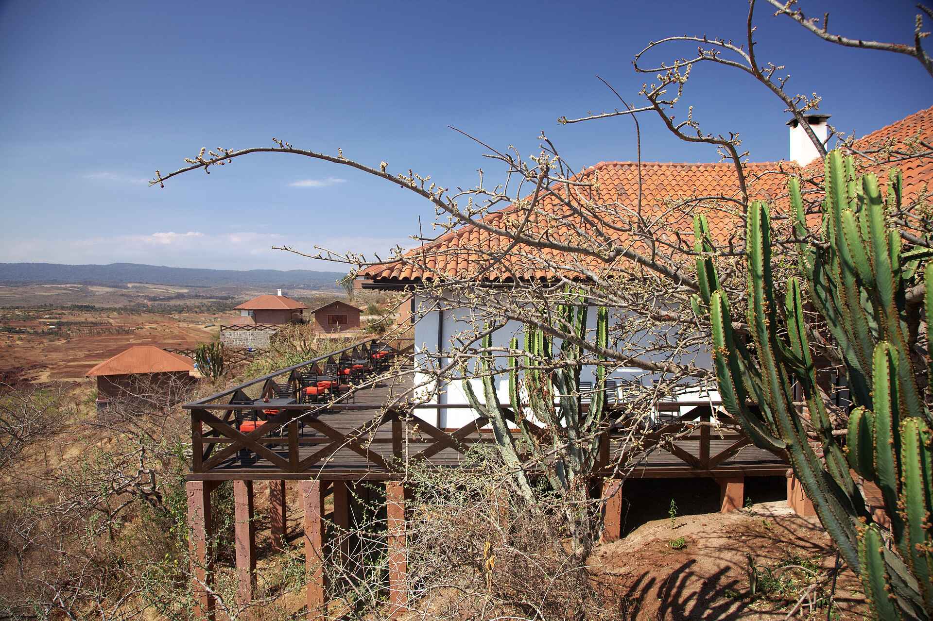 Bashay Rift Lodge, Karatu, Ngorongoro Conservation Area, Tanganyika Expeditions, Deck, Hauptgebäude, Terrasse, Afrikarma, Afrikarma Safaris, Afrikarma Safaris - Wildnis. Hautnah., Afrikarma.de