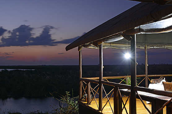 Camp Linyanti: Abendbeleuchtung Camp Linyanti: Abendbeleuchtung