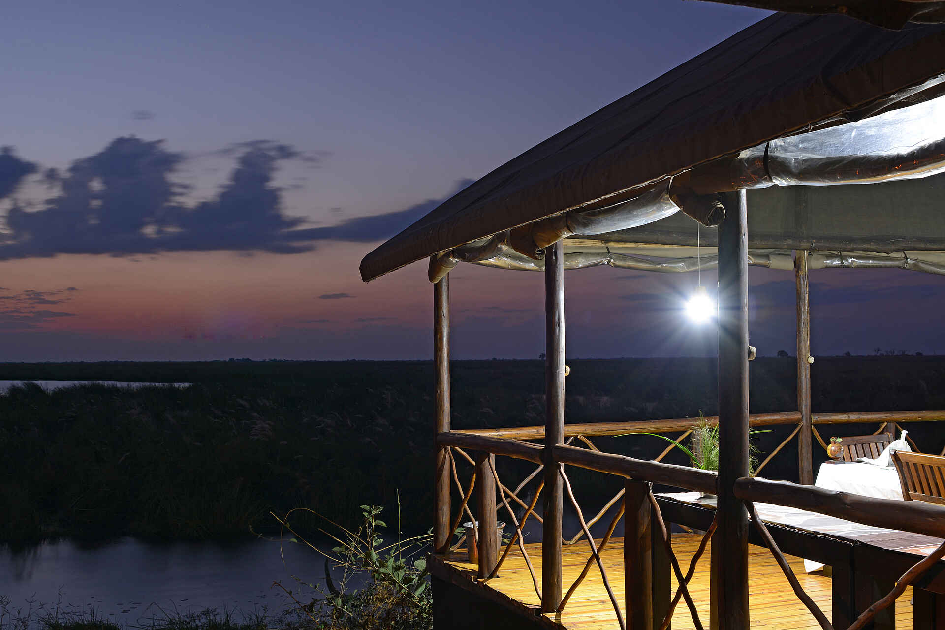 Camp Linyanti, Chobe National Park, Footsteps in Africa, Linyanti-Sümpfe, Abend, Blick, Lagerfeuer, Lagune, Vorbau, Afrikarma, Afrikarma Safaris, Afrikarma Safaris - Wildnis. Hautnah., Afrikarma.de