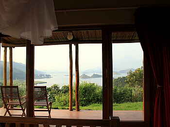 Chameleon Hills Lodge: Das Panoramafenster in dem Gästechalet gibt den traumhaften Blick auf den See frei