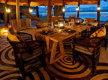 Chamilandu Bushcamp: Esstisch Chamilandu Bushcamp: Esstisch