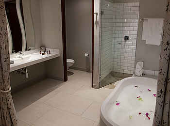 Chobe Bush Lodge: Der Blick ins Bad Chobe Bush Lodge: Der Blick ins Bad