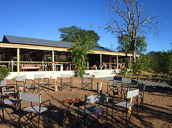 Chobe Elephant Camp: Hauptgebäude und Boma Chobe Elephant Camp: Hauptgebäude und Boma