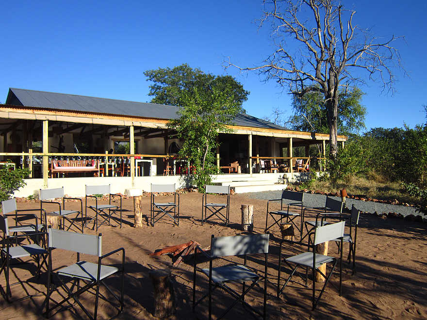 Chobe Elephant Camp: Hauptgebäude und Boma Chobe Elephant Camp: Hauptgebäude und Boma