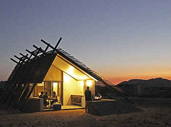 Desert Quiver Camp: Beleuchtetes Gästechalet