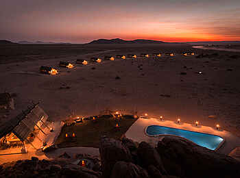 Desert Quiver Camp: Blick auf das Camp bei Nacht