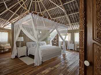 Laba Fanjove Island: Geräumiges Schlafzimmer mit Doppelbett Laba Fanjove Island: Geräumiges Schlafzimmer mit Doppelbett