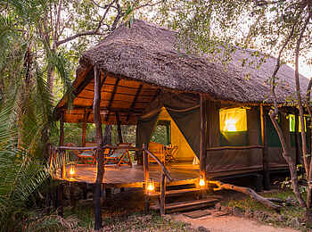 KaingU Safari Lodge: Gästechalet auf Holzplattform