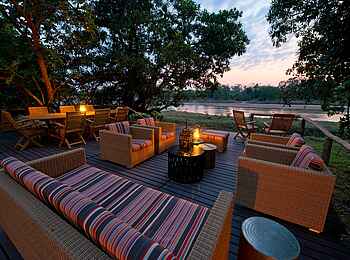 Kapamba Bushcamp: Sitzgruppe auf dem Deck Kapamba Bushcamp: Sitzgruppe auf dem Deck