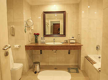 Kigali Serena Hotel: Badezimmer einer Executive Suite Kigali Serena Hotel: Badezimmer einer Executive Suite