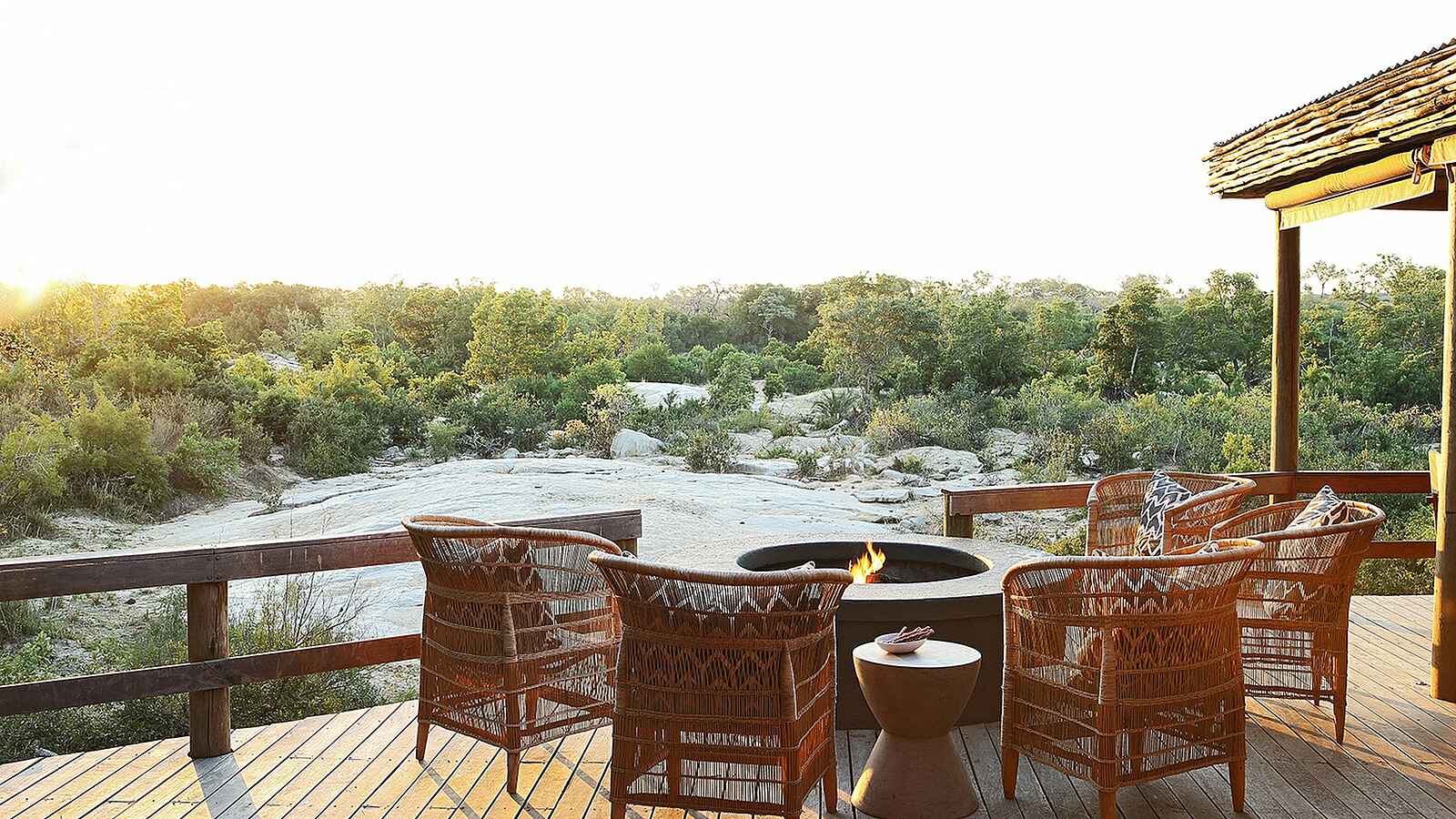 Londolozi Founders Camp: Feuerstelle und Terrasse Londolozi Founders Camp: Feuerstelle und Terrasse