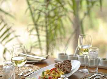 Roho ya Selous Camp: Mittags ein leichtes Lunch Roho ya Selous Camp: Mittags ein leichtes Lunch