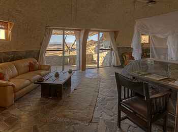 Rostock Ritz Desert Lodge: Sofa, Bett und Tisch im VIP-Room Rostock Ritz Desert Lodge: Sofa, Bett und Tisch im VIP-Room