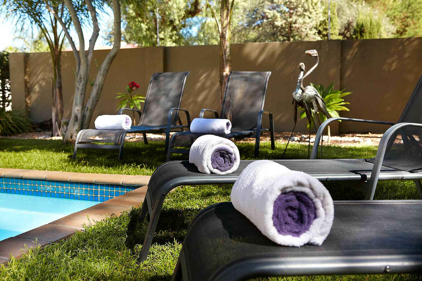 Villa Violet: Handtücher und Liegestühle am Pool Villa Violet: Handtücher und Liegestühle am Pool