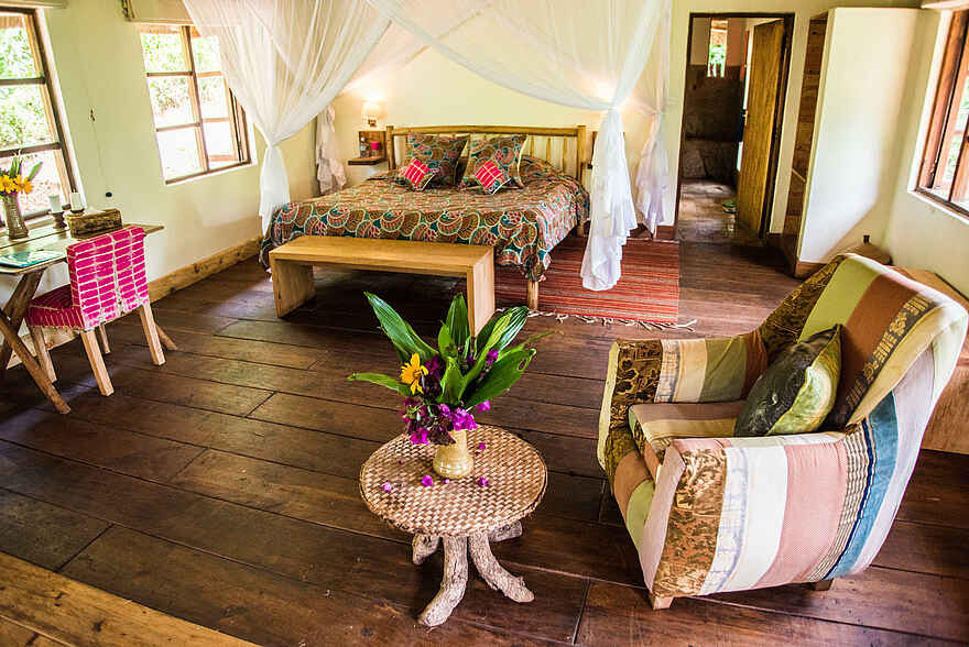 Volcanoes Bwindi Lodge: Fröhliche Farben setzen Akzente in der Banda Volcanoes Bwindi Lodge: Fröhliche Farben setzen Akzente in der Banda