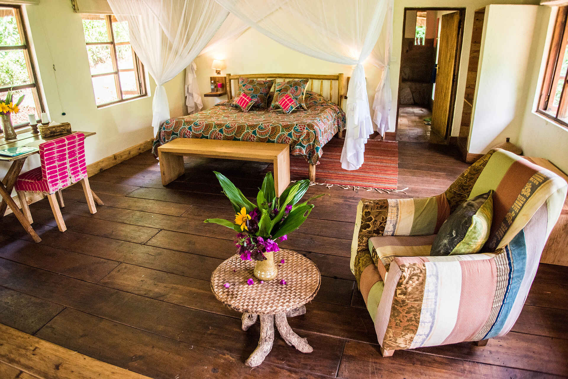 Volcanoes Bwindi Lodge: Fröhliche Farben setzen Akzente in der Banda